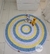 tapete de crochê, é um dos queridinhos, além de lindos, podem ser personalizados nas cores que combinem com decoração . O tamanho também pode ser personalizado desde 80 cm à 1,30 de diâmetro. 