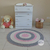 decoraçao quarto de bebê menina tapete de crochê redondo rosa, cinza e off white