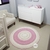 decoração quarto de bebê menina, tapete de crochê rosê e off white.
