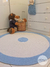 Tapete decoração quarto de bebê menino azul claro e off white.