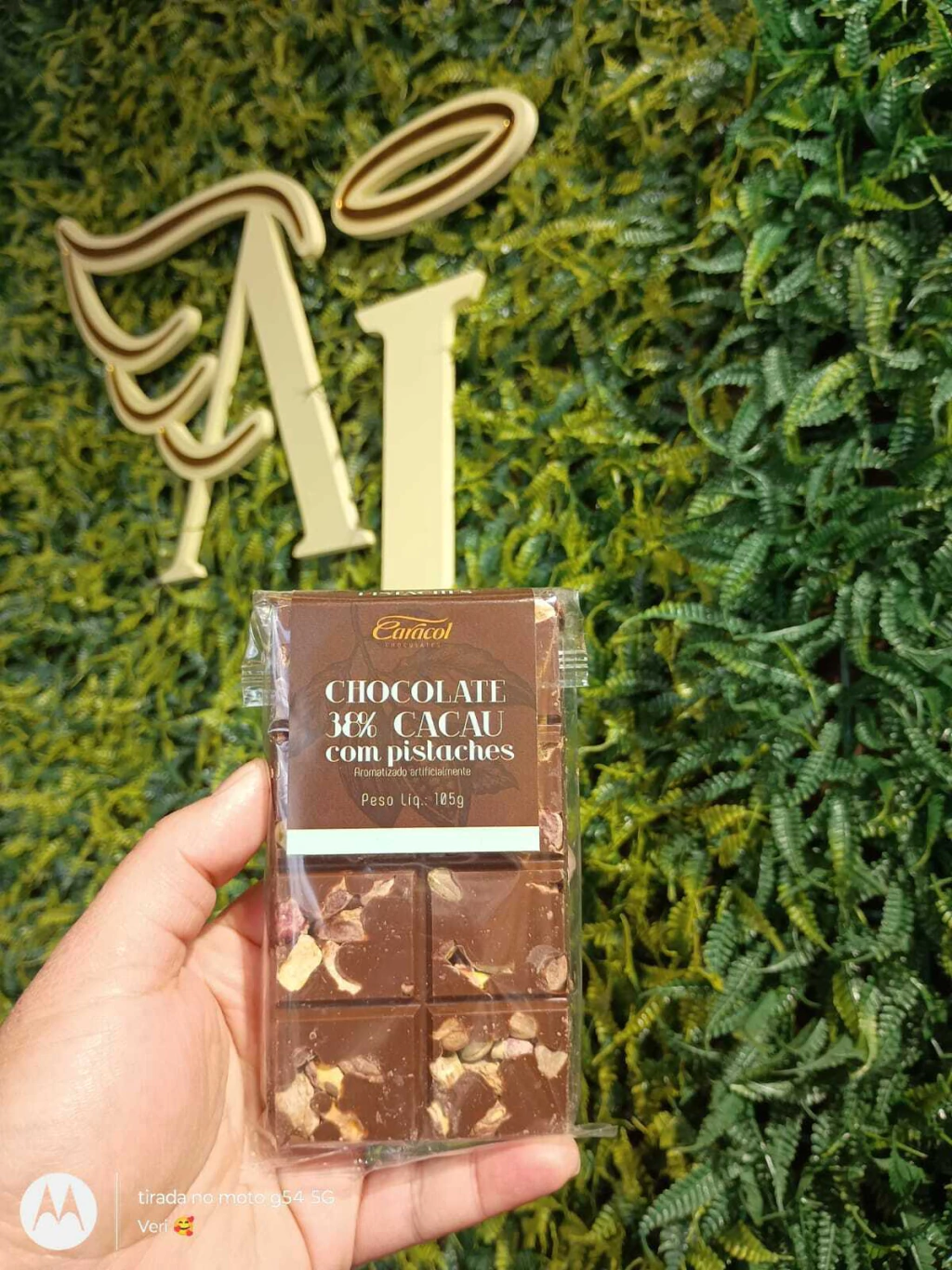 Barra de Chocolate ao Leite com Pistaches Rústica 105g – Caracol Chocolates