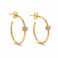 Brincos de argola com detalhe cravejado
