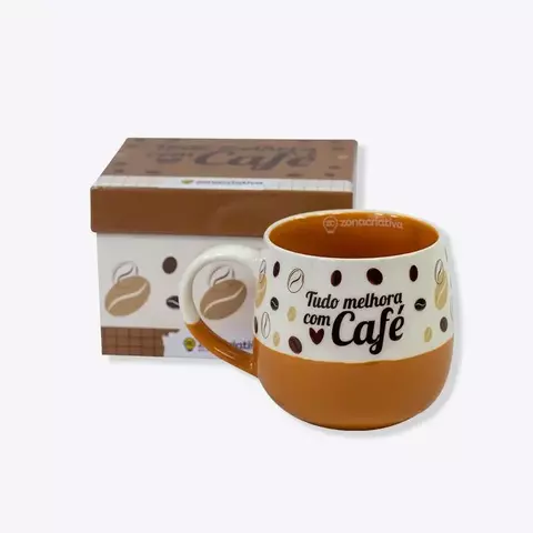 Caneca Tudo Melhora com Café – Zona Criativa