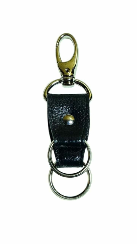 Chaveiro unissex em couro preto com argolas metálicas prateadas e mosquetão