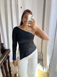 Blusa Assimétrica Preta na internet