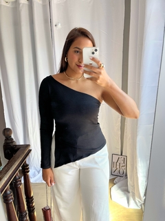 Blusa Assimétrica Preta - comprar online
