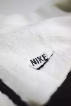 Campera Nike Reversible Blanca Peluche - Interior Negro