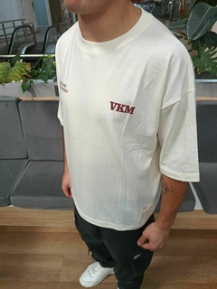 REMERA BOXY FIT BORN CRUDO en internet