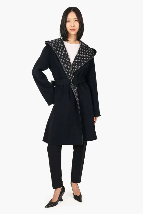 Casaco Feminino Louis Vuitton com Capuz em Lã – Exclusividade e Sofisticação no Inverno