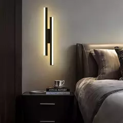 Luminária de Parede LED Preta com Detalhe Dourado – Design Moderno e Sofisticado para Quarto e Sala