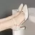 Scarpin Branco Elegante em Couro Sintético – Salto Fino Estilo Stiletto | Conforto e Estilo para Escritório, Rua ou Ocasiões Casuais - comprar online