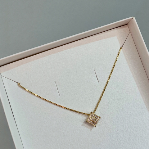 Colar Quadrado com Zircônias Cravejadas