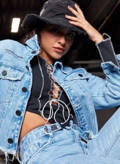 JAQUETA JEANS CROPPED MANGA LONGA na internet