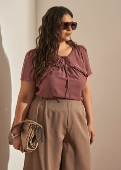 BLUSA CREPE TWILL DECOTE VAZADO COM BABADO