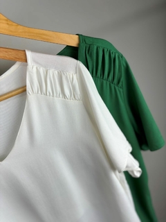 BLUSA EM VISCOSE PLUS SIZE MANGA FLARE E FRANZIDONO OMBRO - comprar online