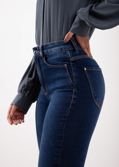 CALCA JEANS COM ELASTANO