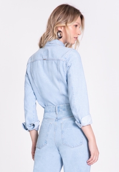JAQUETA JEANS CROPPED COM BARRA DESFIADA - Amsterdam Closet