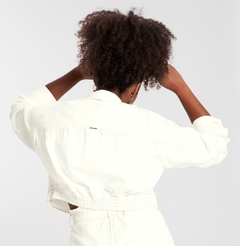 JAQUETA SARJA CROPPED MANGA LONGA COM ELÁSTICO NA BARRA - Amsterdam Closet