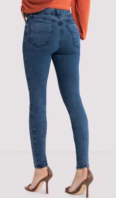 CALÇA JEANS FEMININA COM ELASTANO 3 TAMANHOS AZUL na internet