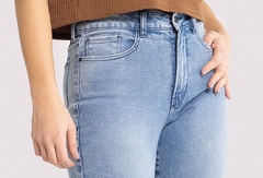 CALÇA FEMININA JEANS COM ELASTANO AZUL CLARO FLARE - comprar online