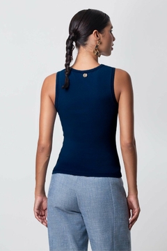 REGATA EM MALHA CLÁSSICA COR AZUL DESTROYED - comprar online