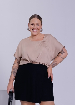 BLUSA VISCOSE PLUS SIZE COM TORÇÃO NO DECOTE