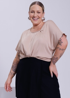 BLUSA VISCOSE PLUS SIZE COM TORÇÃO NO DECOTE