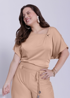 BLUSA VISCOSE PLUS SIZE COM TORÇÃO NO DECOTE - Amsterdam Closet
