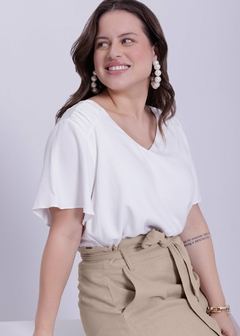 BLUSA EM VISCOSE PLUS SIZE MANGA FLARE E FRANZIDONO OMBRO