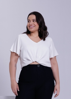 Imagem do BLUSA EM VISCOSE PLUS SIZE MANGA FLARE E FRANZIDONO OMBRO