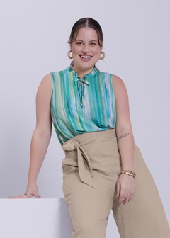 Imagem do REGATA EM VISCOSE PLUS SIZE COM AMARRAÇÃO NA GOLA