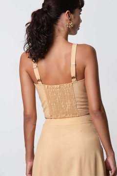 CROPPED EM ALFAIATARIA COM DETALHE FRONTAL COM BOTÕES