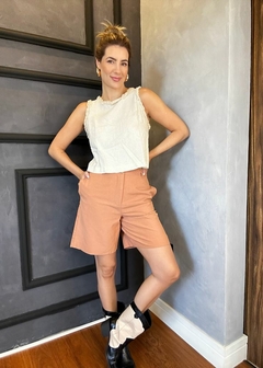 BERMUDA EM VISCOSE ALFAIATARIA COM BOLSOS