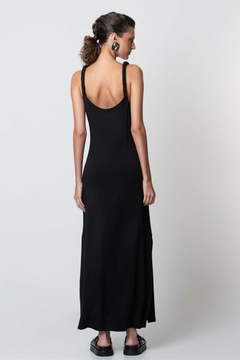 VESTIDO EM MALHA MIDI COM ALÇA TORCIDA