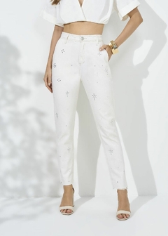 CALÇA JEANS MOM APLIQUE FRONTAL