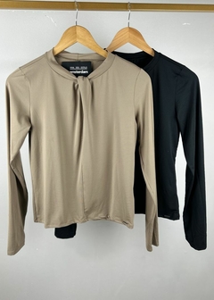 Blusa Malha Detalhe traspassado na gola Feminina