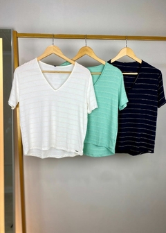 BLUSA MALHA LISTRADA COM DECOTE V na internet