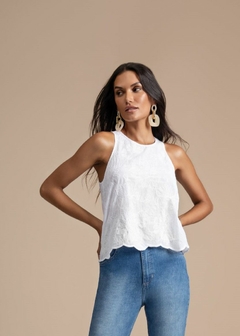 REGATA EM TECIDO CROPPED SOLTA BORDADA - Amsterdam Closet