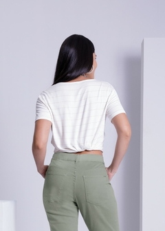 BLUSA MALHA LISTRADA COM DECOTE V - loja online