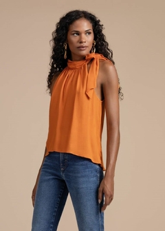 REGATA EM VISCOSE SOLTA COM AMARRAÇÃO NA GOLA - comprar online