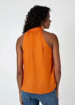 REGATA EM VISCOSE SOLTA COM AMARRAÇÃO NA GOLA