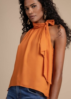 REGATA EM VISCOSE SOLTA COM AMARRAÇÃO NA GOLA - Amsterdam Closet