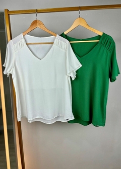 BLUSA EM VISCOSE PLUS SIZE MANGA FLARE E FRANZIDONO OMBRO - Amsterdam Closet