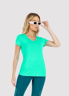 BLUSA EM MALHA ¨DRY¨ COM LEVE VAZADOS MANGA CURTA