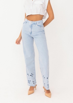 CALÇA JEANS COM BORDADO NA BARRA