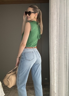 CALÇA JEANS RETA CROPPED COM CORTE A LASER NA BARRA - loja online