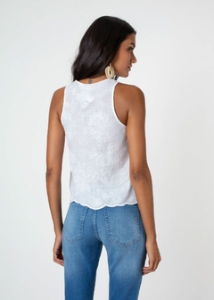 REGATA EM TECIDO CROPPED SOLTA BORDADA - Amsterdam Closet