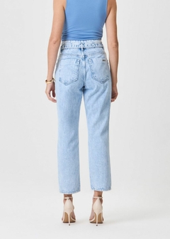 CALÇA JEANS COM DETALHA EM PEDRAS BOLSO - comprar online