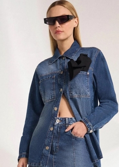 CAMISA JEANS COM BOLSOS