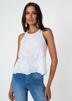 REGATA EM TECIDO CROPPED SOLTA BORDADA - comprar online